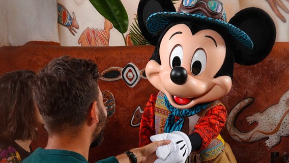 guests-enjoy-breakfast-with-mickey-at-restaurant-hakuna-matata